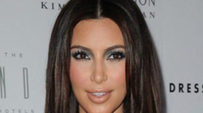 Una mujer lanza a Kim Kardashian una bolsa de harina durante la presentación de su perfume