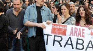 Aitana Sánchez-Gijón y Carlos Bardem se manifiestan durante la huelga general