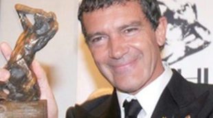 La Baronesa Thyssen entrega el Premio Huella a Antonio Banderas en Málaga