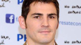 Iker Casillas acaricia a un niño con la misma mano con la que se había sacado un moco
