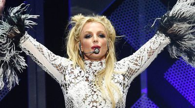 Britney Spears sopla las velas por su 35 cumpleaños en el escenario del Jingle Ball 2016 de Los Angeles