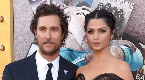 Matthew McConaughey y Camila Alves pasean su amor por la alfombra roja de la premiere de 'Sing'