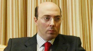 El delegado del Gobierno en el País Vasco, Carlos Urquijo, pillado comprando en el 'top manta'