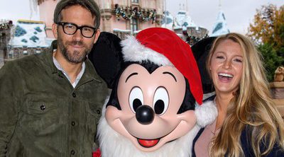 Blake Lively y Ryan Reynolds arrancan la Navidad con Mickey Mouse en Disney