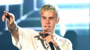 El percance de Justin Bieber: el cantante pierde el equilibrio en una pequeña colina