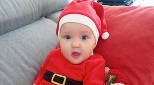 Malena Costa y Mario Suárez felicitan la Navidad 2016 con una foto de la pequeña Mamá Noel Matilda