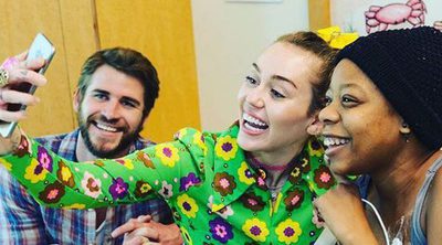 Miley Cyrus y Liam Hemsworth alegran la Navidad a unos niños enfermos con su visita a un hospital