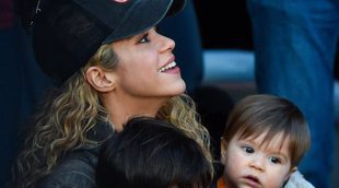 Gerard Piqué y Shakira, más divertidos que nunca con sus hijos Milan y Sasha para recibir al año 2017