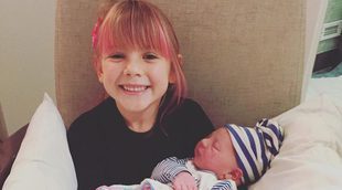 Pink publica una foto de su hija Willow abrazando a su hermano Jameson Moon