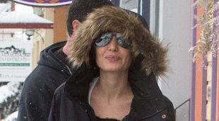 Angelina Jolie huye de la polémica pasando unos días en la nieve con sus hijos