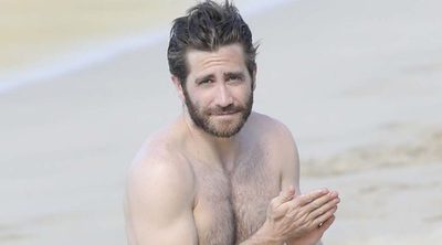 Jake Gyllenhaal disfruta de unas vacaciones en la playa con su novia Greta Caruso y Jon Bon Jovi