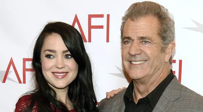 Mel Gibson asiste con su embarazadísima novia Rosalind Ross a los AFI Awards 2017