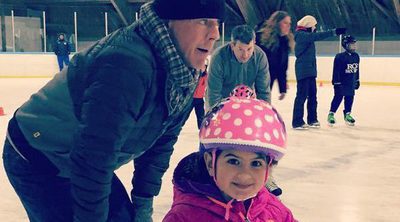 Bruce Willis disfruta con su hija Mabel en una pista de patinaje sobre hielo