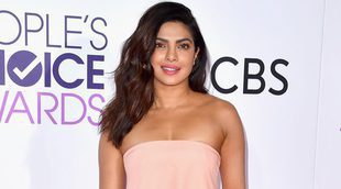 Priyanka Chopra reaparece en los People's Choice Awards 2017 tras su aparatoso accidente en 'Quantico'