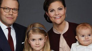 El adorable posado familiar de Victoria y Daniel de Suecia con sus hijos
