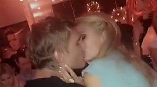 Una celebración movidita: Paris Hilton se besa con un desconocido en su fiesta de cumpleaños