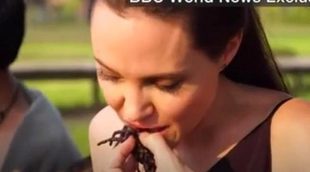 Angelina Jolie y sus hijos comen tarántulas y demás insectos en su visita a Camboya