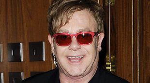 Elton John en algunas de sus 7 canciones más emblemáticas