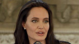 Angelina Jolie provoca un escándalo al visitar al Arzobispo de Canterbury sin sujetador