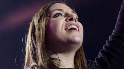 Leire Martínez 'presume' de barriguita en el concierto de la noche de Cadena 100