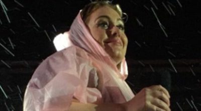 Adele se protege de una increíble tormenta durante un concierto con un poncho rosa de plástico