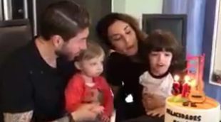Sergio Ramos celebra su 31 cumpleaños soplando las velas de su tarta con Pilar Rubio y sus hijos