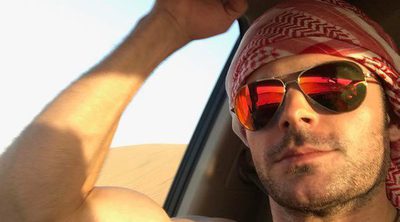 Un sexy Zac Efron se pasea sin camiseta en camello por el desierto en Dubai