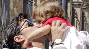 Fran Rivera y su domingo de ramos en familia: todo un padrazo con la pequeña Carmen