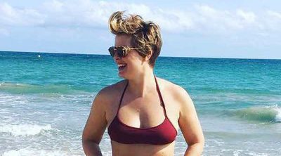 Tania Llasera presume de embarazo en bikini en la playa