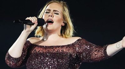 Adele celebra su 29 cumpleaños disfrazándose de anciana como Joannie Taylor