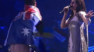 Un espontáneo se sube al escenario y hace 'un calvo' en la actuación de Jamala, ganadora de Eurovisión 2016