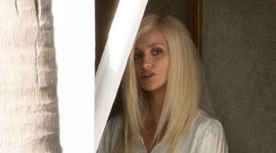 Primeras imágenes de Penélope Cruz de rubio platino convertida en Donatella Versace