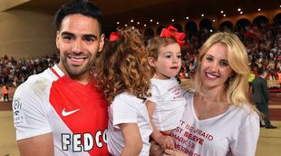 Radamel Falcao celebra con su mujer y sus hijas el título de la liga francesa