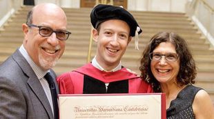 Zuckerberg consigue graduarse 10 años después de FB