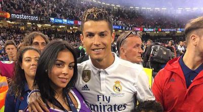 Cristiano Ronaldo celebra su éxito con los dos amores de su vida: Su hijo y Georgina Rodríguez