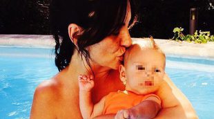 Melani Olivares enseña por primera vez la carita de su hijo Lucho con topless incluido