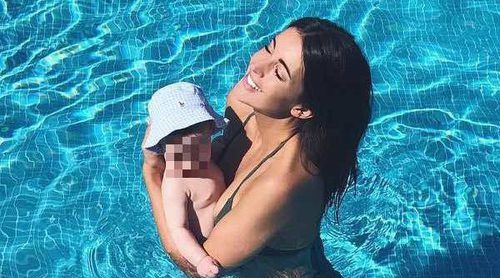 El primer chapuzón de Noelia López con su hijo Arnaldo en la piscina: ¡como pez en el agua!