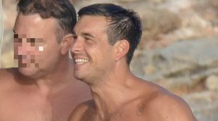 Mario Casas luce cuerpazo en bañador y se divierte con sus amigos de vacaciones en Ibiza