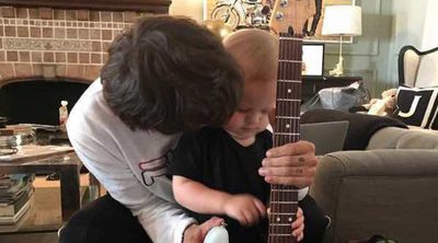 Louis Tomlinson enseña a su hijo Freddie a tocar la guitarra