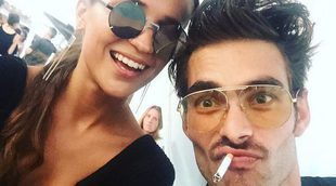 Jon Kortajarena se convierte en el anfitrión perfecto de Alicia Vikander en las playas de Ibiza