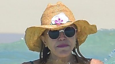 Tita Cervera, una sirena en las playas de Ibiza junto a sus hijas Carmen y Sabina