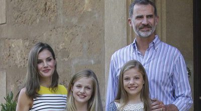 Los Reyes Felipe y Letizia protagonizan el esperado posado en Marivent junto a sus hijas Leonor y Sofía