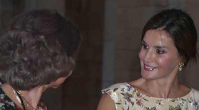 La Reina Letizia y la Reina Sofía, muy cómplices y amigas en la recepción a las personalidades de Baleares