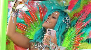 Rihanna sube la temperatura con un traje de joyas en el Carnaval de Barbados