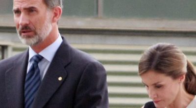 Los Reyes Felipe y Letizia, emocionados y cariñosos con los heridos del atentado de Barcelona