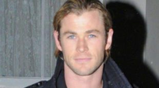 Chris Hemsworth pasea muy relajado por Londres pocas semanas antes del nacimiento de su hija