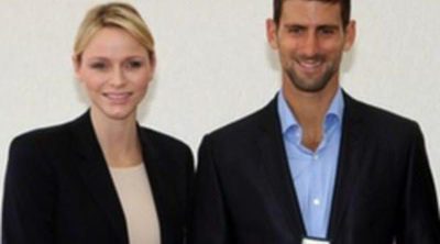 Alberto y Charlene de Mónaco entregan una medalla al tenista Novak Djokovic en el Masters de Montecarlo