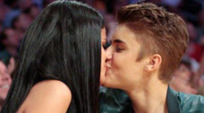 Selena Gomez y Justin Bieber derrochan pasión durante un partido de Los Lakers