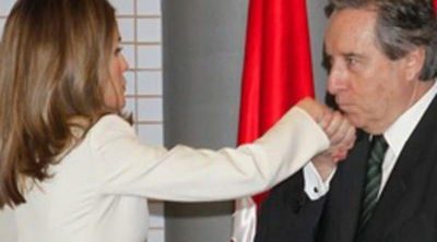 Iñaki Gabilondo besa la mano de la Princesa Letizia después de plantear la abdicación del Rey