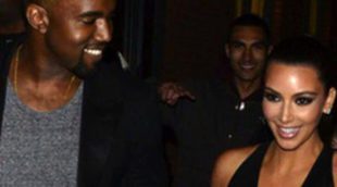Kim Kardashiam y Kanye West pasean de la mano tras asistir a la inauguración del restaurante de Scott Disick